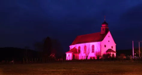 Dionysiuskapelle rosa beleuchtet (© Tourismusverein Bad Bergzabern)