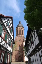 St. Georgsturm in Kandel mit Fachwerkhäusern (© Petra Steinmetz)