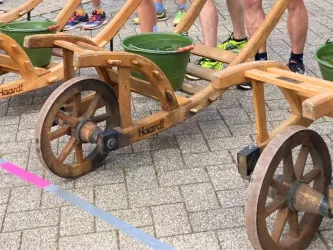 Haardter Weinfest - Schubkarrenrennen (© Joachim Becker)