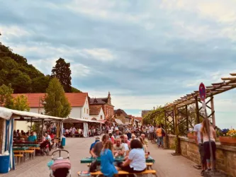 Haardter Weinfest auf der Straße (© Stadtmarketing Neustadt)