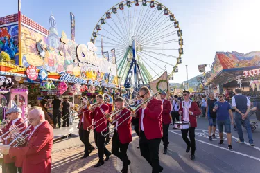 Der traditionelle Festumzug mit Live-Musik