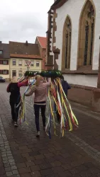 Maibaum aufstellen (© Feuerwehr Wachenheim)