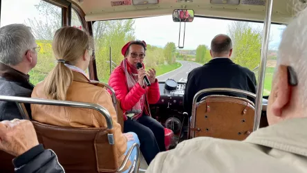 Gästebegleitung im Bus (© Sebastian Stollhof)