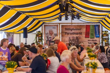 Auf dem Purzelmarkt im Festzelt